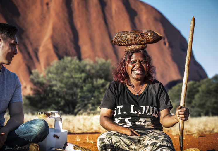 Een Aboriginal in Uluru, Australië Een Aboriginal in Uluru, Australië