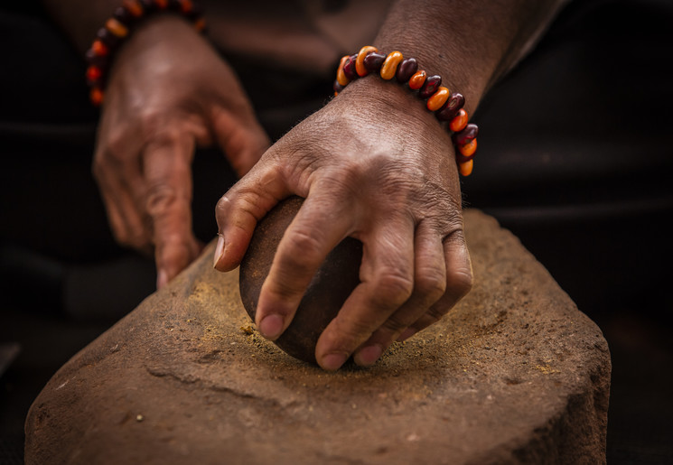 Een aboriginal aan het werk in de Outback van Australië