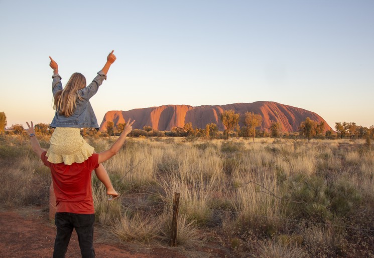 Op de foto bij de rotsformatie van Uluru, Australië