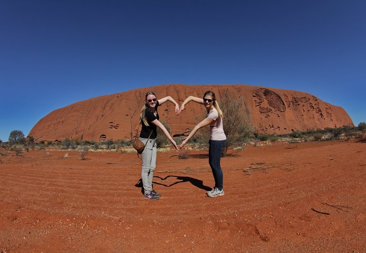 Tieners bij Ayers Rock