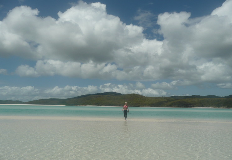 Van Verre medewerker Lisanne lopend door water Whitehaven beach