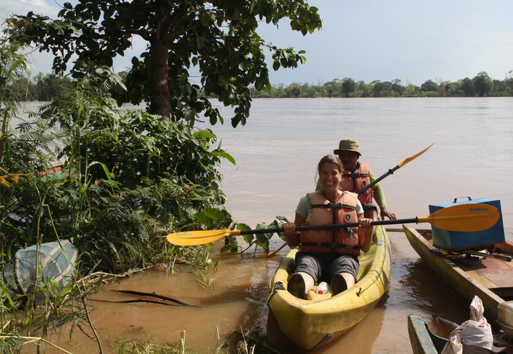 Van de gebaande paden af in Cambodja