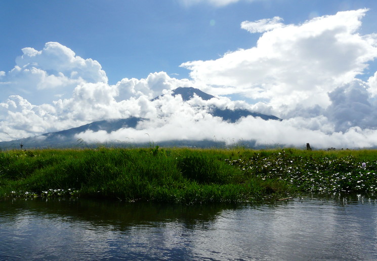 Uitzicht op de vulkaan Gunung Kerinci in het Kerinci Seblat National Park op Sumatra