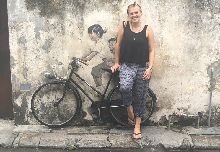 Op de foto met een muurschildering in Penang, Maleisie