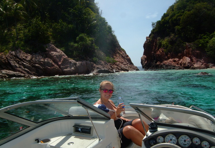 Van Verre medewerkster Lara vaart naar een mooie snorkelplek bij Redang, Maleisië