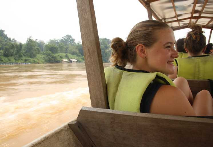 Tessa in een bootje in Taman Negara, West-Maleisië