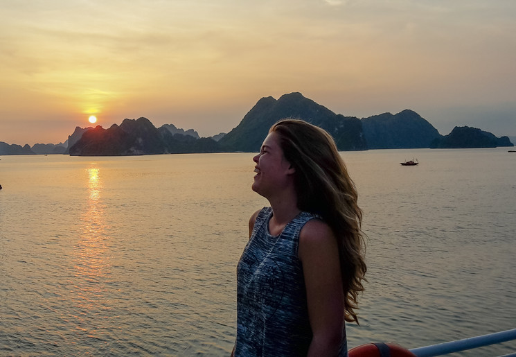 Wendy uitkijkend op op de zonsondergang Wendy uitkijkend op op de zonsondergang
