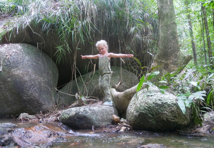 Kindje aan het spelen in Belum Rainforest, Maleisie