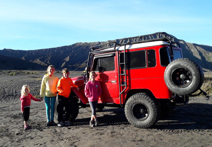 jeeptour over de uitgestrekte woestijnlandschappen naar de Bromo vulkaan.