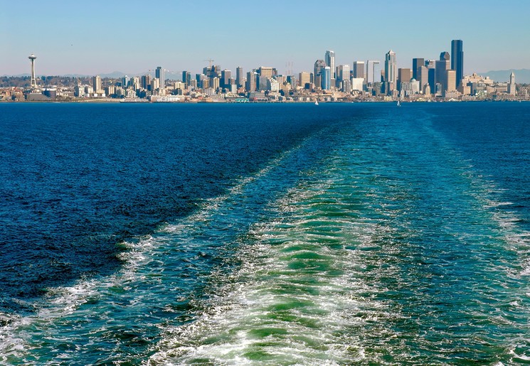 Uitzicht op Seattle vanaf de ferry naar Bainbridge Island, VS