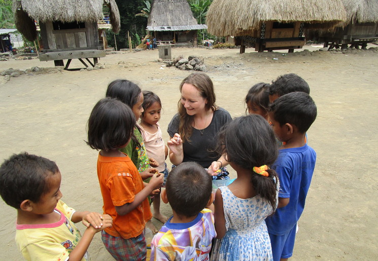 Nieuwsgierige kinderen bij Bajawa op Flores