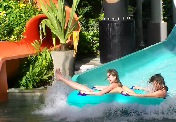 Glijbanen in het leukste waterpark voor kinderen op Bali