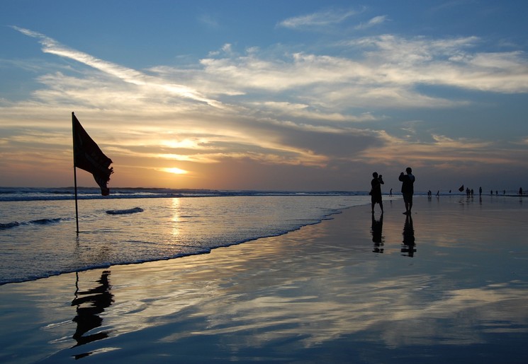 De zonsondergang op het strand van Seminyak, Bali, Indonesië
