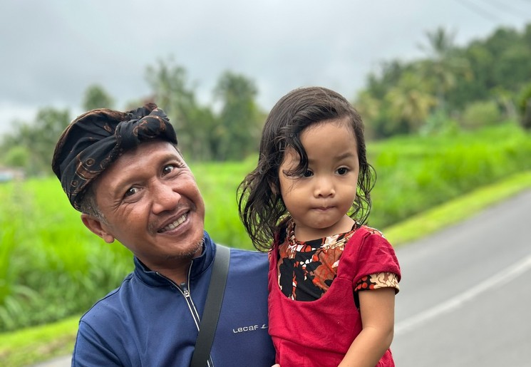 Trotse vader met zijn dochter