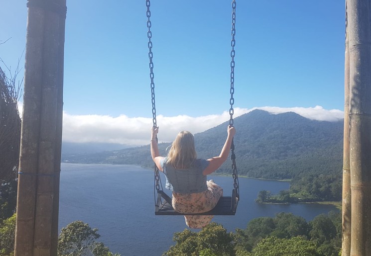 Hoog op een schommel bij Munduk, Bali