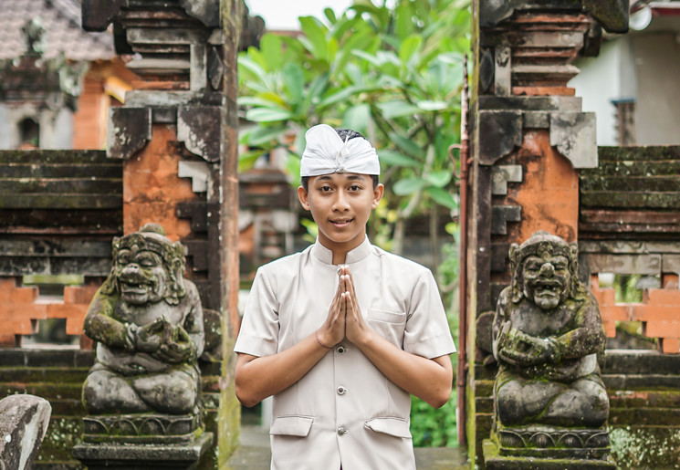 Jongen bij een tempel op Bali,