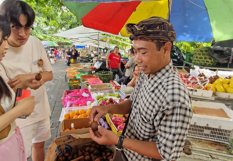 Bezoek de markt en proef van de lokale lekkernijen Bezoek de markt en proef van de lokale lekkernijen