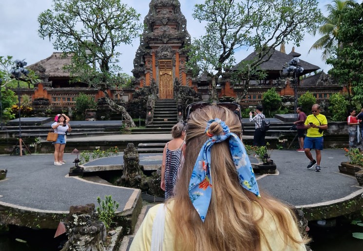 Bij het Lotus restaurant in Ubud is een tempel.