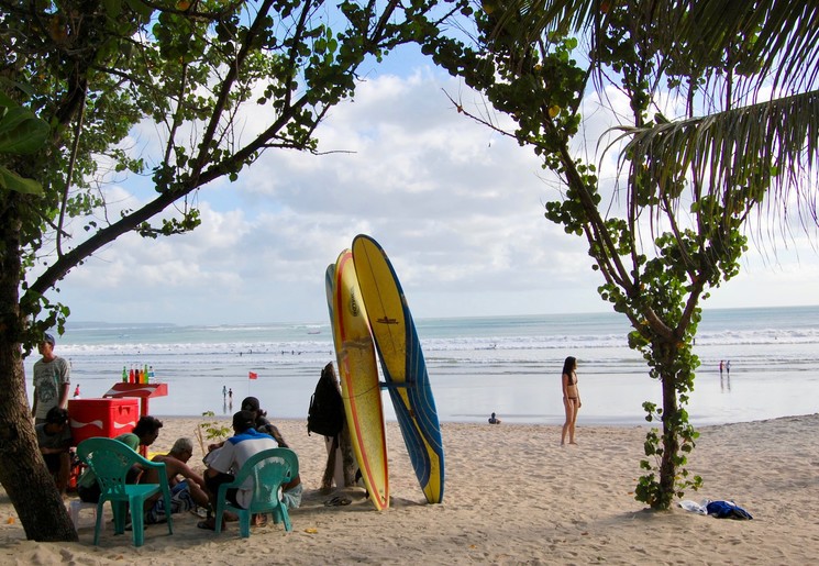 Golfsurfen bij Legian of Seminyak op Bali, Indonesie