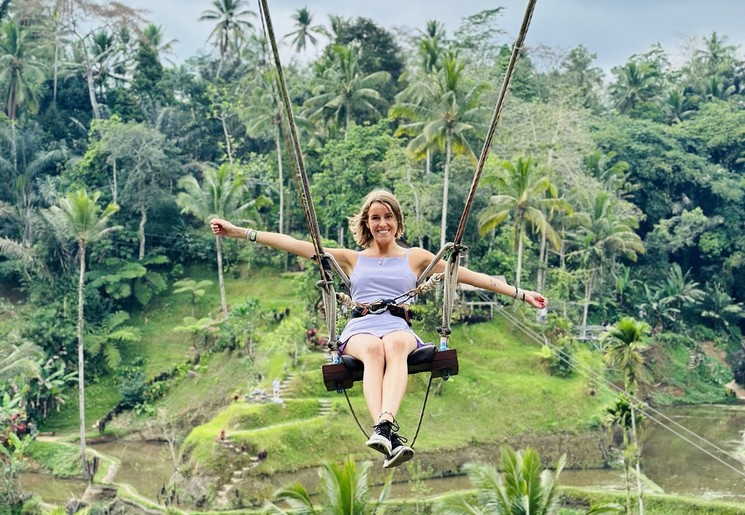 Schommelen boven de rijstvelden op Bali