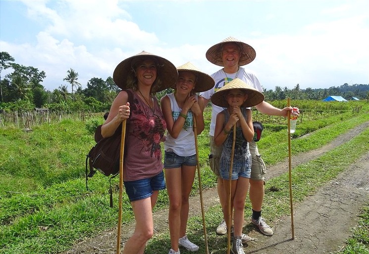 Familie in de rijstvelden in Indonesië