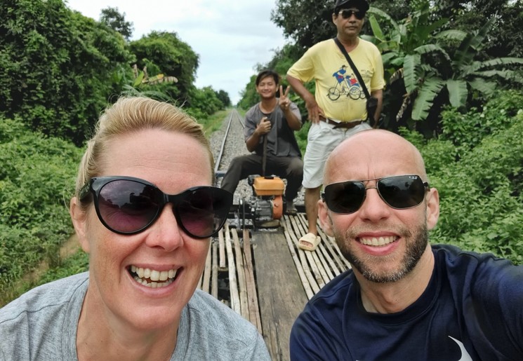 Met de bamboe trein bij Battambang