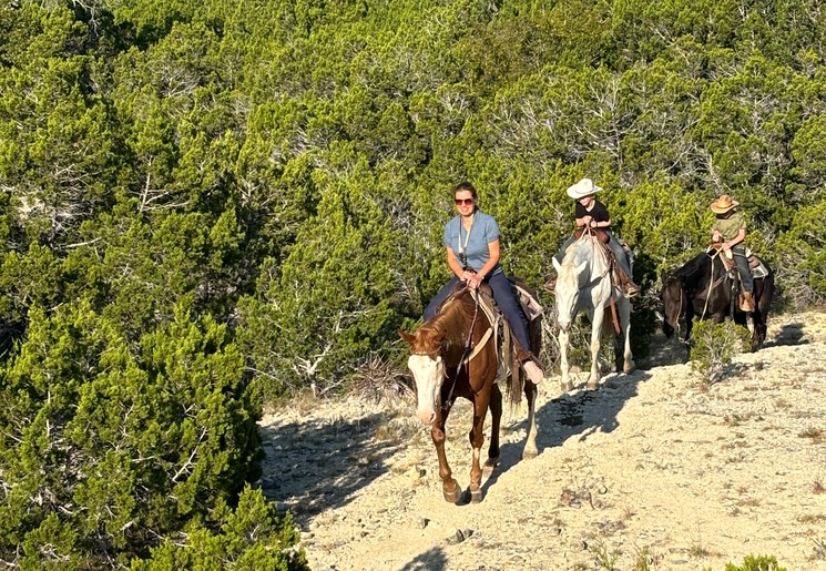 Paardrijden in de omgeving van de Dixie Dude Ranch bij Bandera, Texas, Amerika