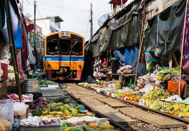 Treinmarkt in Bangkok bezoeken