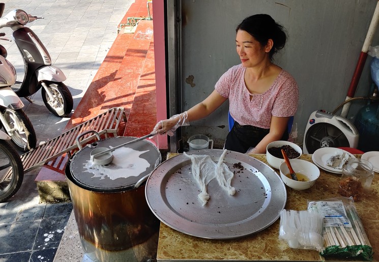 Een local maakt Banh Cuon Een local maakt Banh Cuon