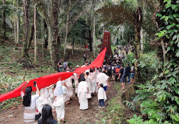De overledene wordt naar het graf gebracht