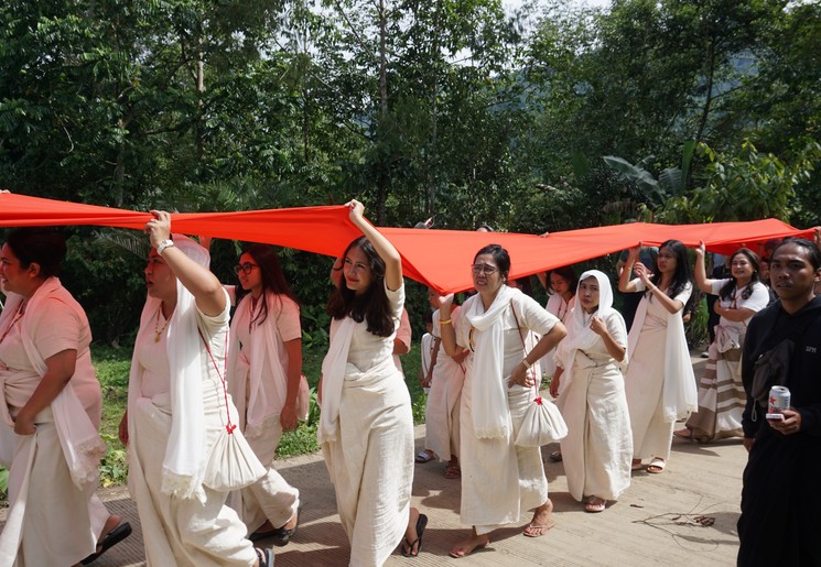 De hele gemeenschap loopt uit voor een begrafenis