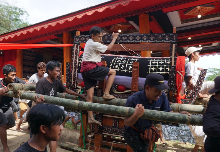 Een traditionele begravenisceremonie in Tana Toraja, Sulawesi