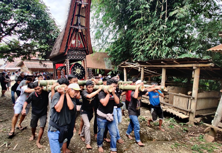 Locals tillen de overledene naar de begraafplaats