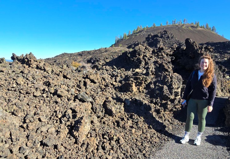 Collega Anne op de gestolde lava van Newberry National Vulcanic Monument, Oregon, Amerika
