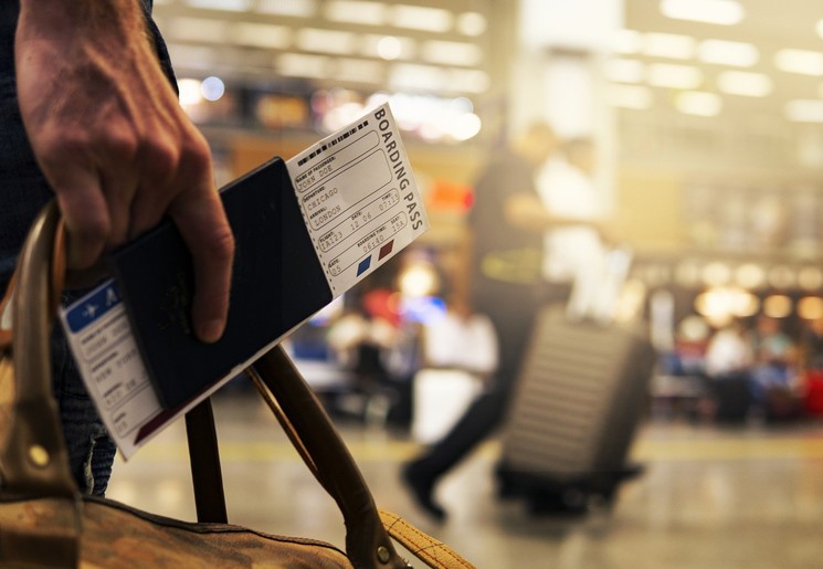 Boardingpass bij de hand op het vliegveld