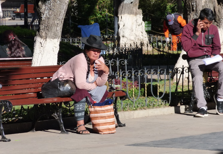 Lokale vrouw op een bankje op Plaza 25 de Mayo, Sucre