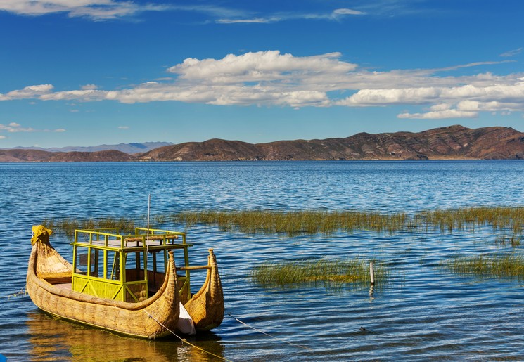 Typische boot op het Titicacameer - Bolivia