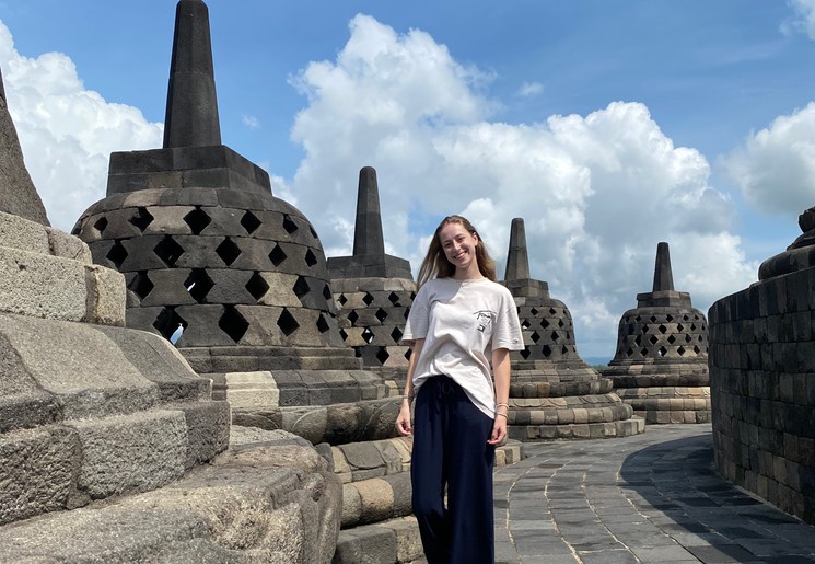 Nica bij de Borobodur op Java, Indonesië