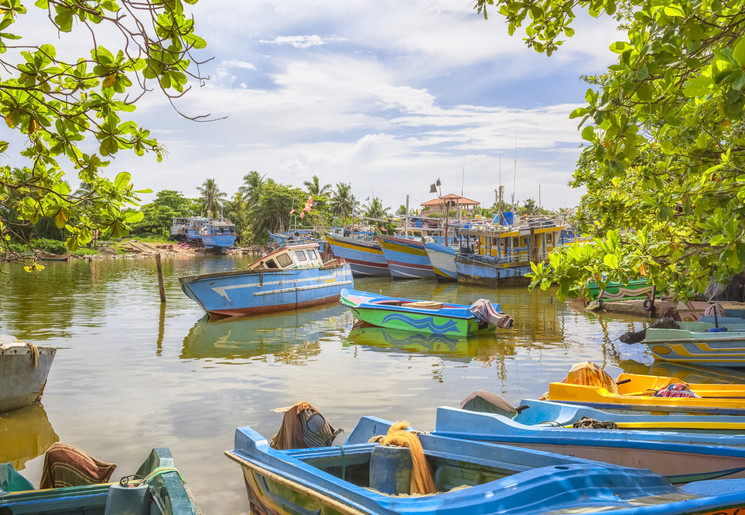 Kleurrijke bootjes bij Negombo