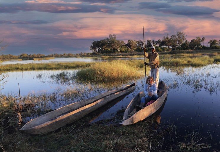 Met een mokoro door de Okavango Delta tijdens een safari in Botswana