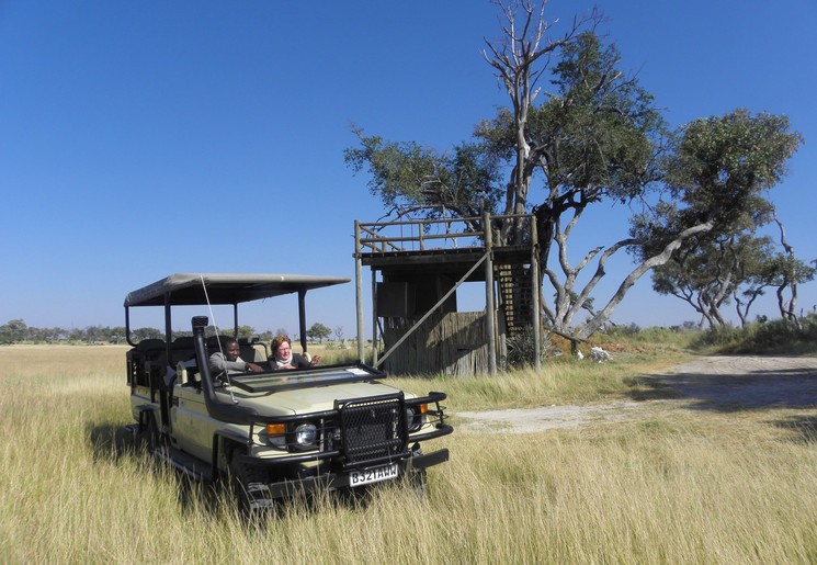 Medewerkster Ingrid tijdens een autorondreis door Okavango Delta