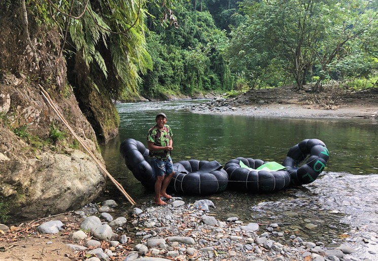 Tuben op de rivier bij Bukit Lawang op Sumatra