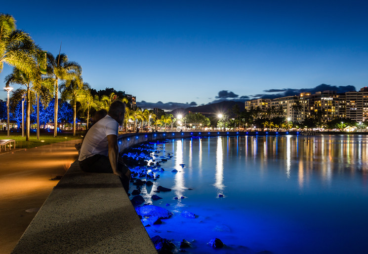 In de avond uitkijkend over Cairns