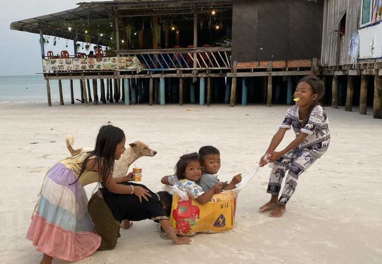 Kinderen spelen op het strand, Koh Rong, Cambodja