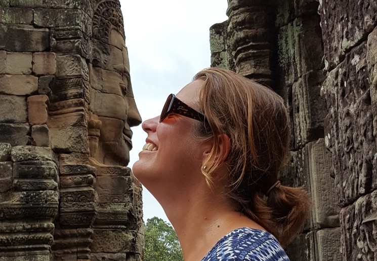 Onze collega Gionne bij de Angkor Wat-tempel in Siem Reap, Cambodja