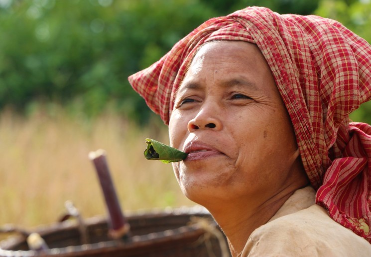 Rokende dame in Mondulkiri