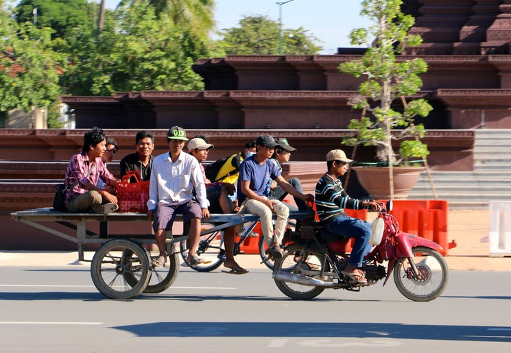 Cambodja-Phnom-Penh-locals-brommer_1_479899