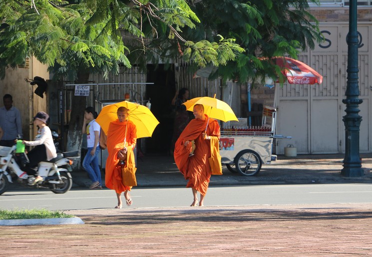 Monniken wandelend door de straten van Phnom Penh, Cambodja