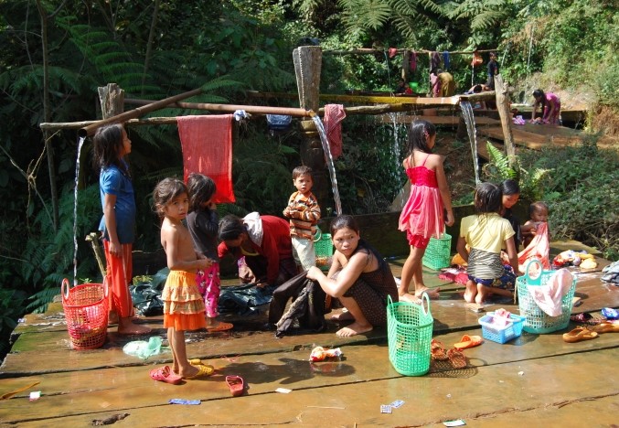 De lokale bevolking doet de was in Ratanakiri