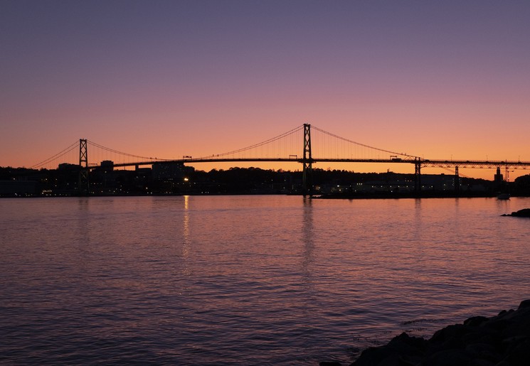 Zonsondergang op de brug bij Halifax
